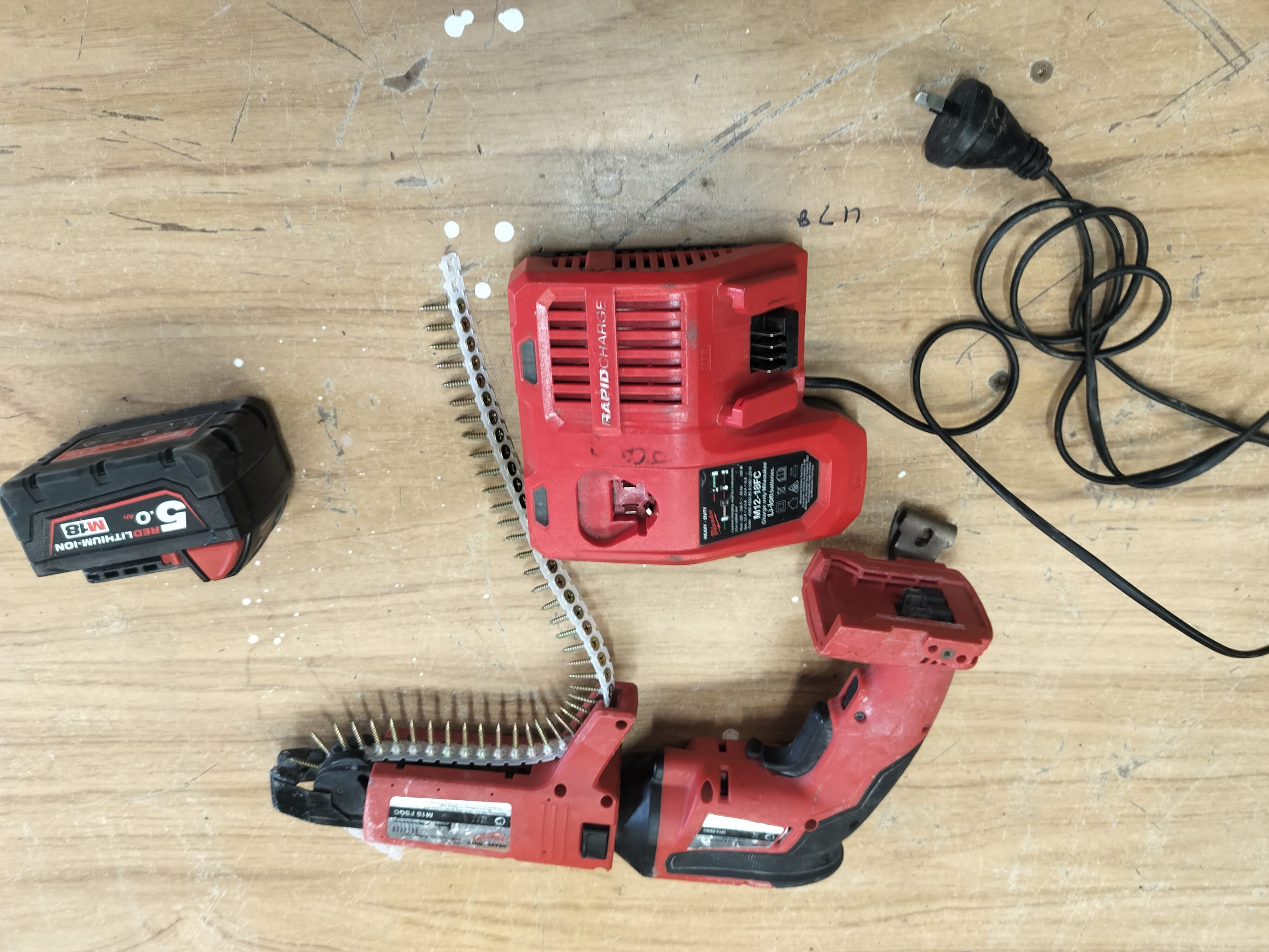 Milwaukee M18 FUELâ„¢ Drywall Screw Gun w/ Collated Attachment - Image 4