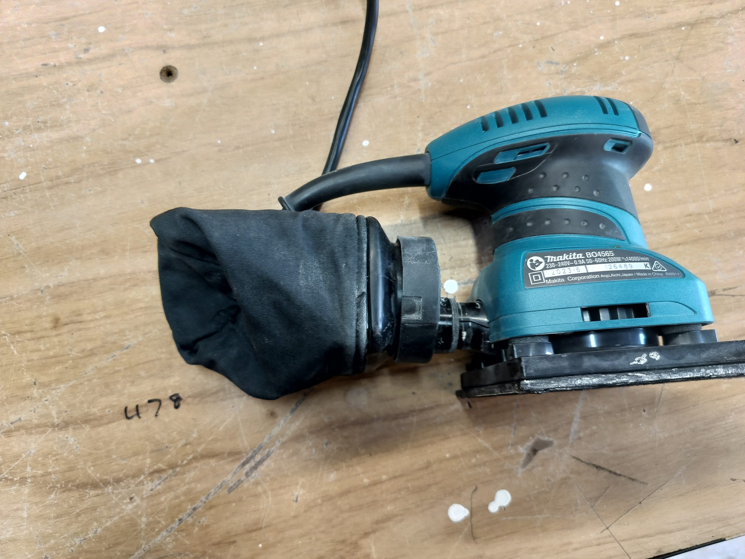 MAKITA 200W 1/4inch Sander Palm Sheet BO4565K