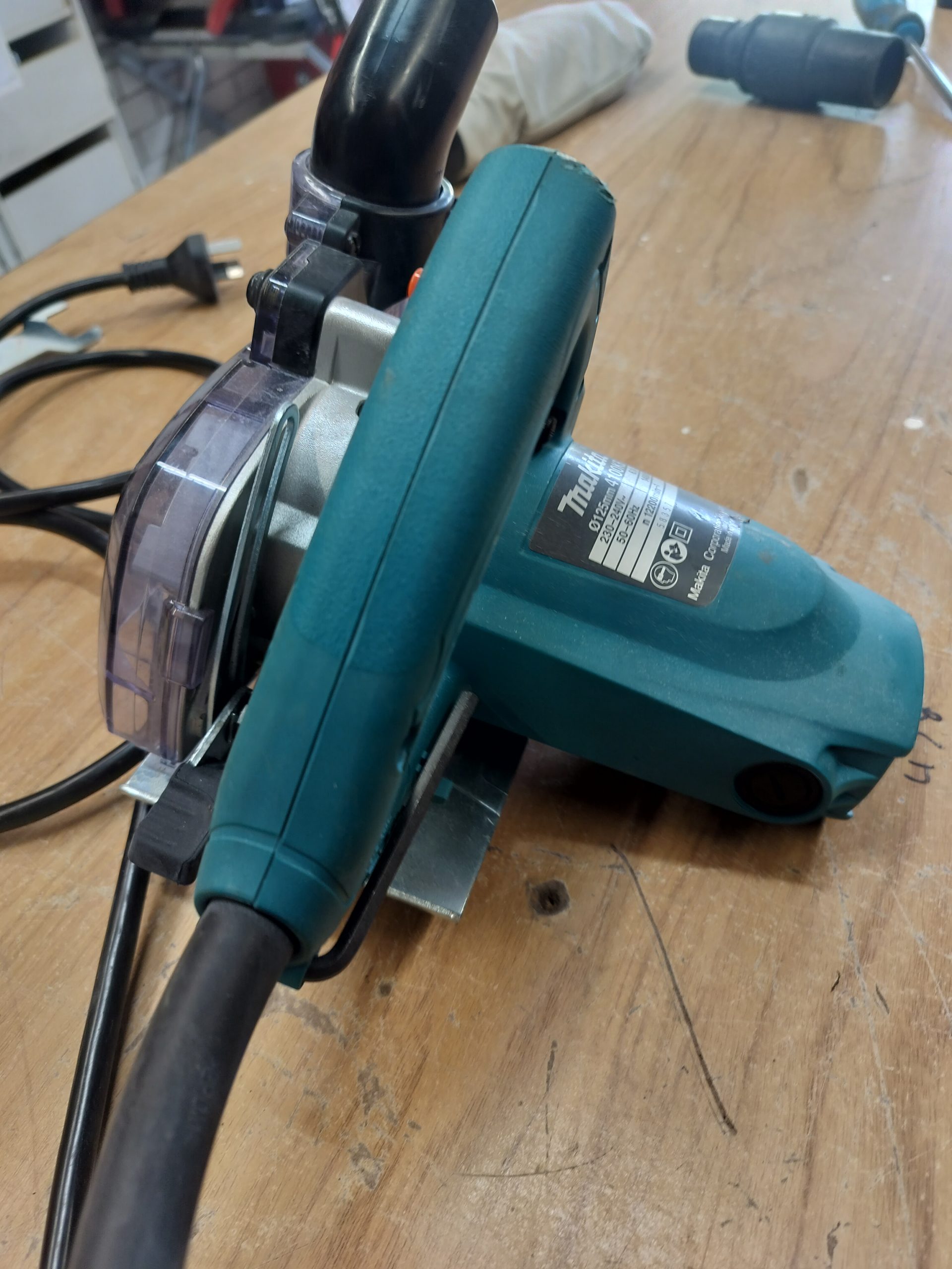 Makita 4100KB 1400W 125mm (5") Dustless Dry Diamond Cutter Saw - Image 3