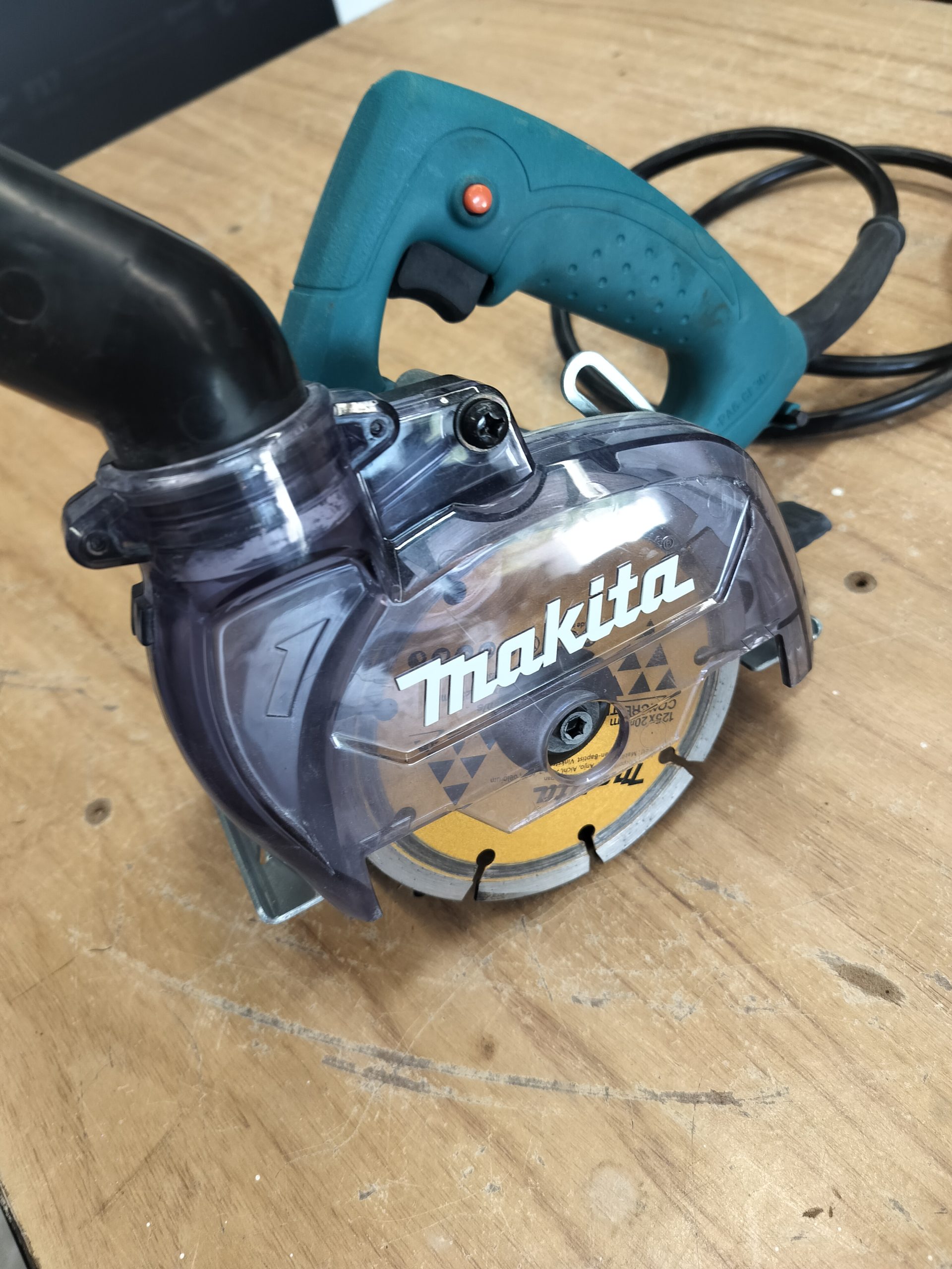 Makita 4100KB 1400W 125mm (5") Dustless Dry Diamond Cutter Saw - Image 4