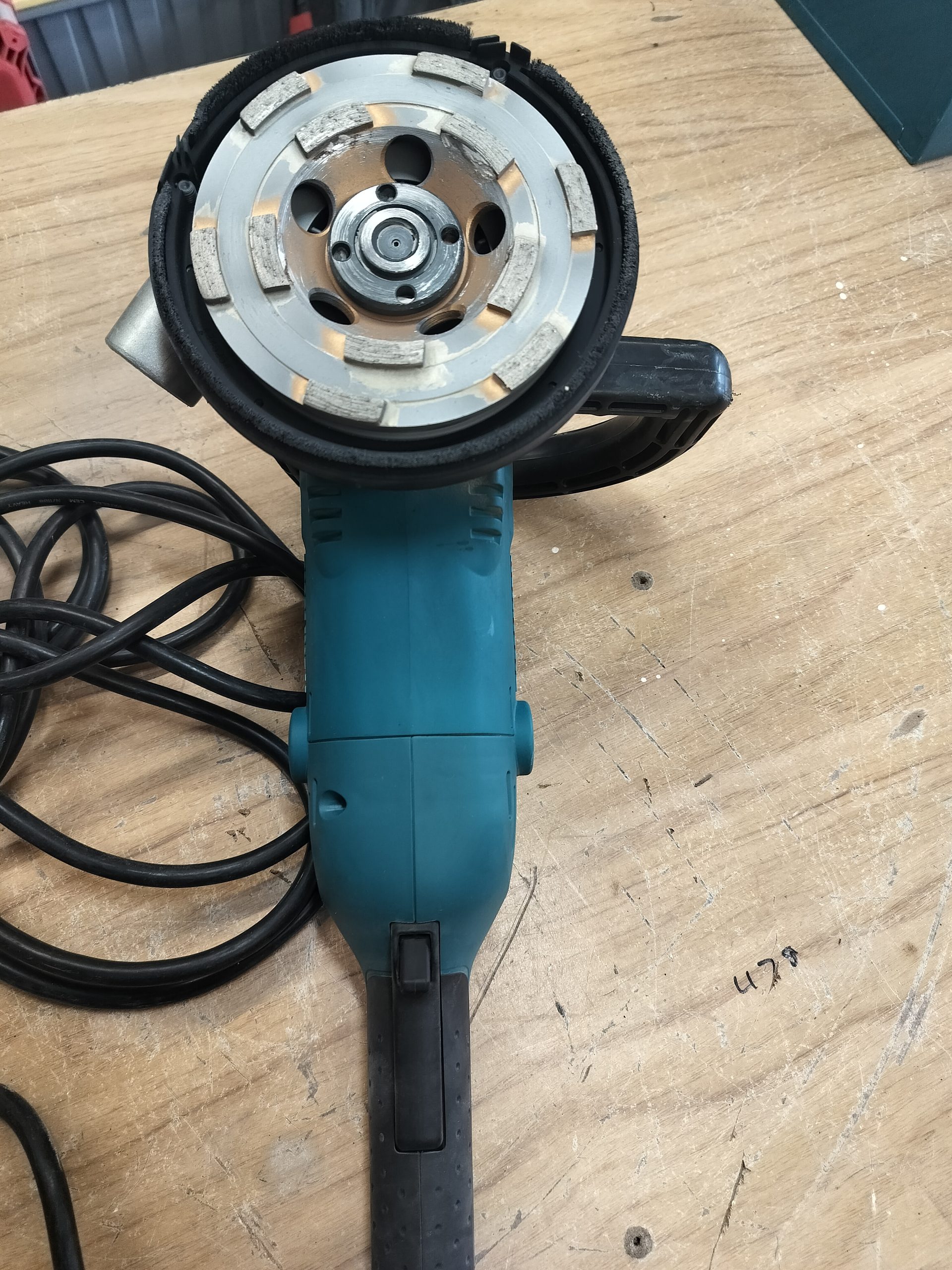 Makita PC5000C 125mm (5") Concrete Planer - Image 5