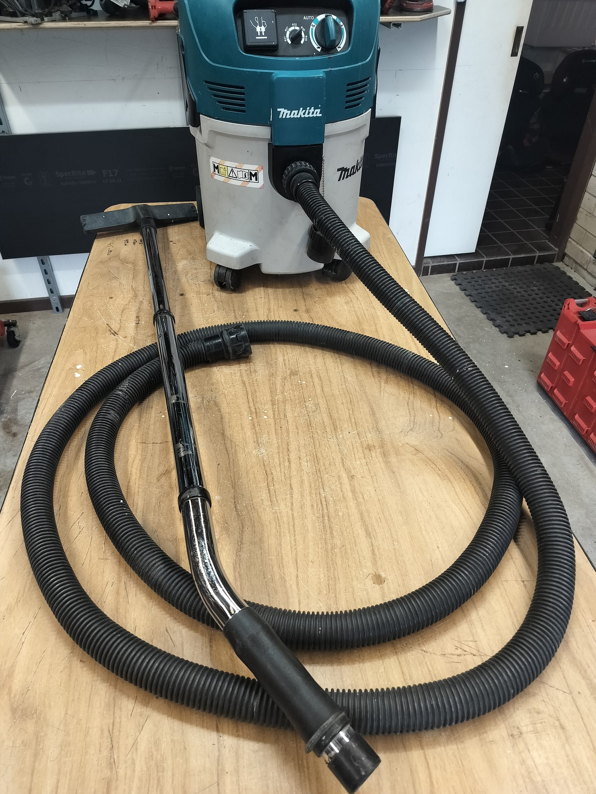 Makita M Class Dust Extractor 1500W VC3012M - Image 2