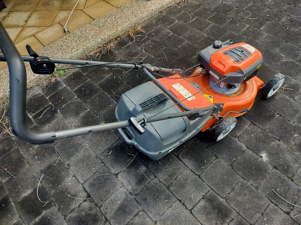 Husqvarna LC 118 Petrol Lawn Mower - Image 3