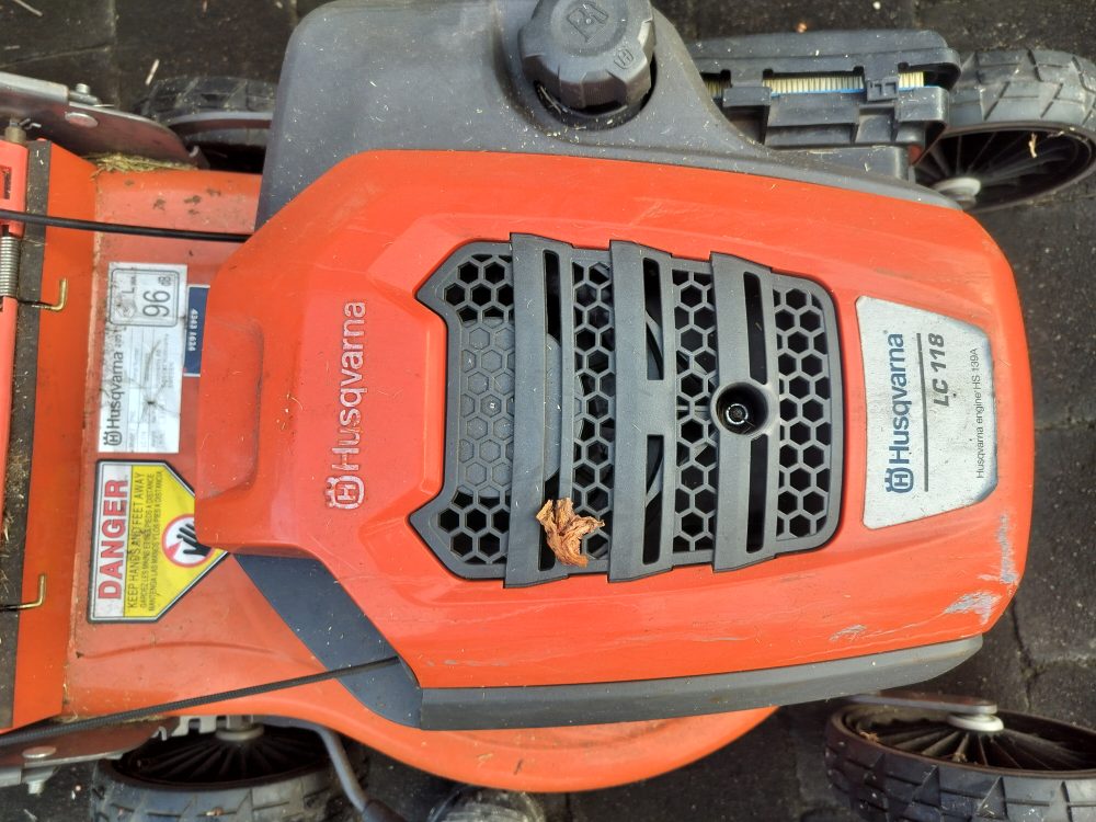 Husqvarna LC 118 Petrol Lawn Mower - Image 4