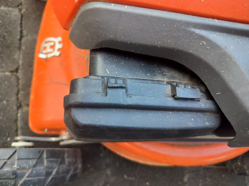 Husqvarna LC 118 Petrol Lawn Mower - Image 5