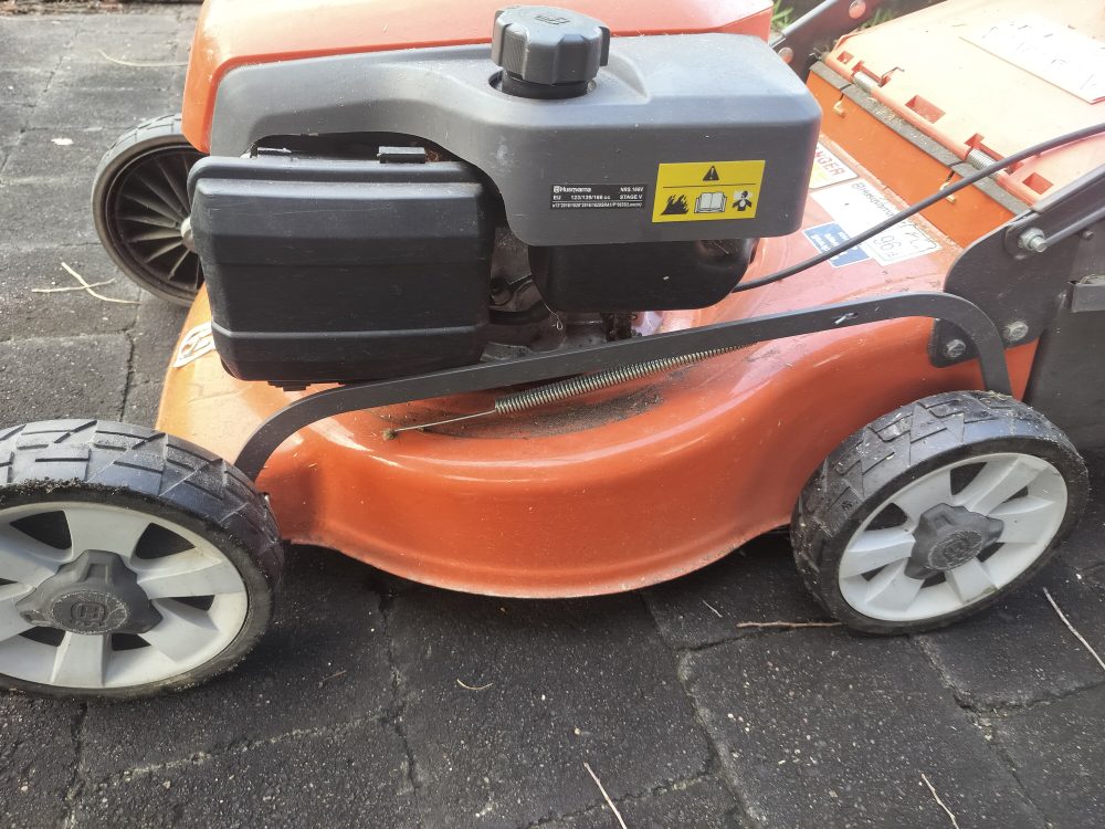 Husqvarna LC 118 Petrol Lawn Mower - Image 2