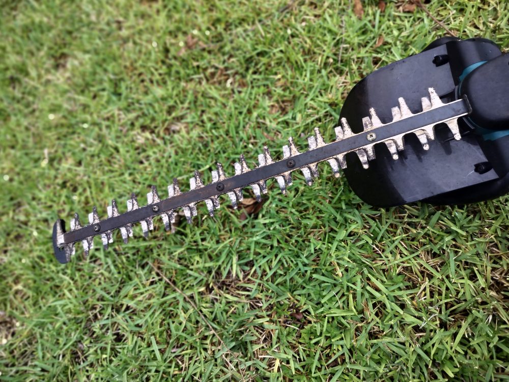 Makita UH5570 550mm Electric Hedge Trimmer - Image 3