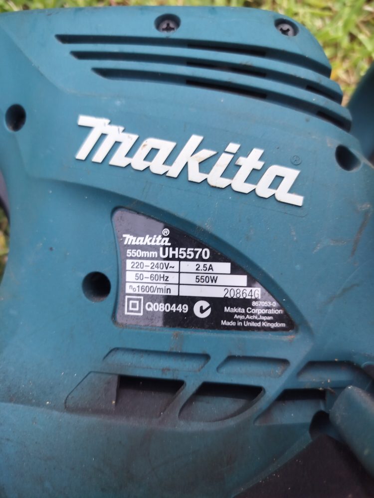 Makita UH5570 550mm Electric Hedge Trimmer - Image 2